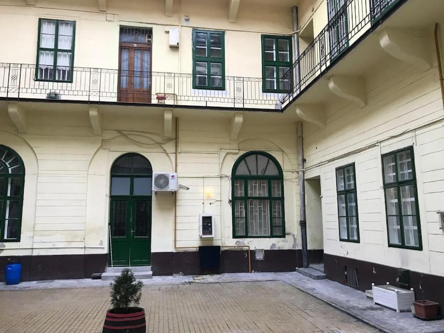 Separate Flat,3 Rooms!central Location-best Price! *